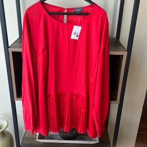The limited silky feeling red shirt, extra large new